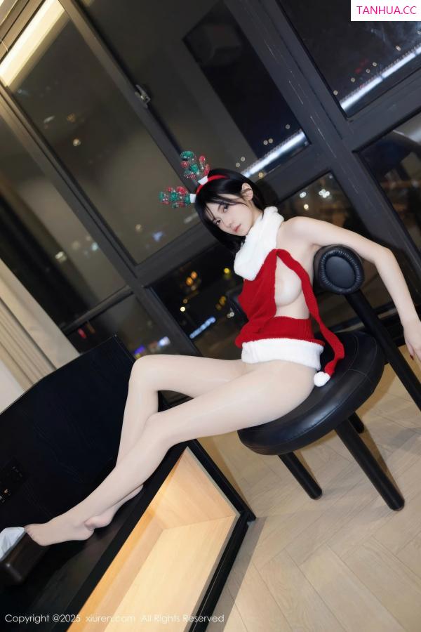   [XiuRen]高清写真图 2025.12.25 No.11158 凌七七 开背毛衣第32张图片